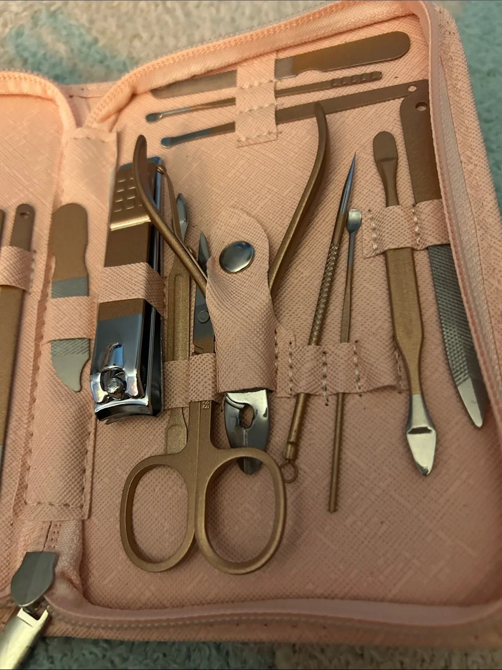 Compact Women's Manicure in Light Peach NWOT Contains all Sorts of Tools